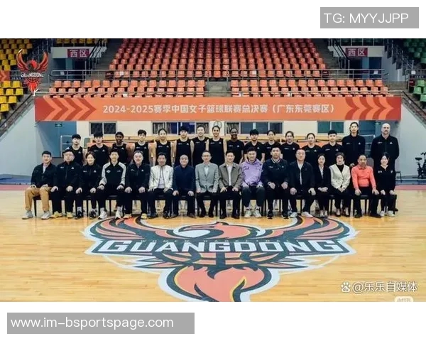 广东男篮主帅杜锋亲临现场助威广东女篮新赛季首战精彩揭幕